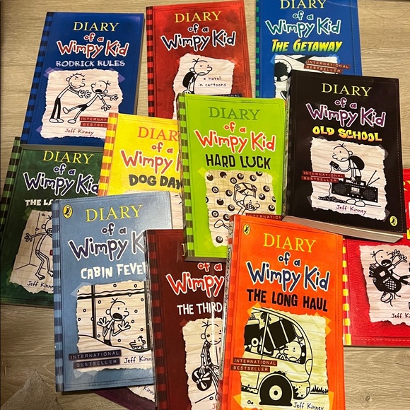 Diary of a Wimpy Kid Box of 12 Books - Picture 4 of 4